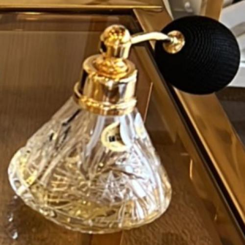 عبوة عطر بمضخة بتصميم كلاسيكي من كريستال بوهيمي مذ...