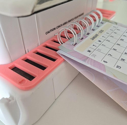 اداة مساعدة لاغلاق سلك الدفتر بشكل متساوي