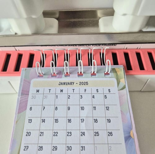 اداة مساعدة لاغلاق سلك الدفتر بشكل متساوي