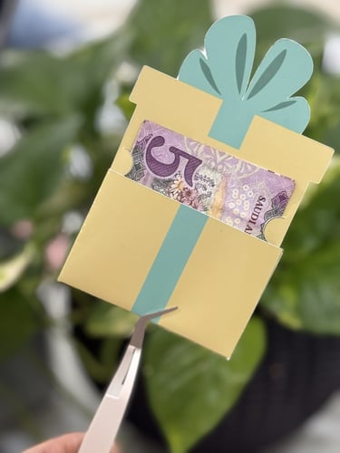 توزيعات العيدية على شكل علبة هدية (الحبة)