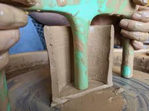 اداة مساعدة لصنع كوب على العجلة