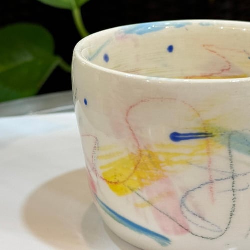 كوب يدوي برسومات عشوائية