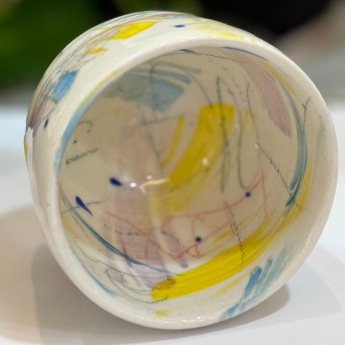 كوب يدوي برسومات عشوائية