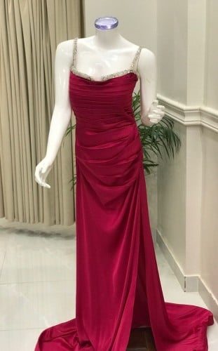 فستان سهرة بفتحة