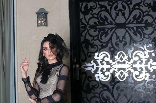 فستان من الدانتيل المنقط