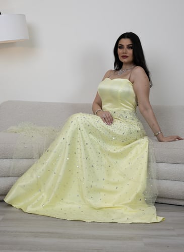 فستان بقصة الكلوش وقصة الهارت شيب