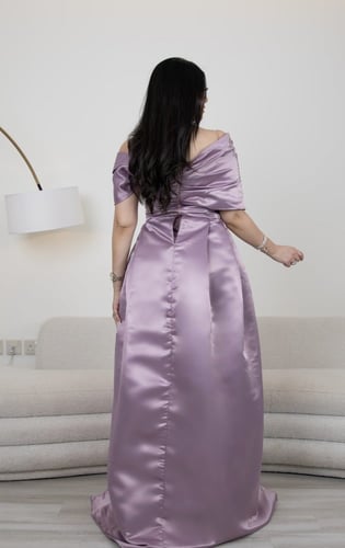 فستان درابيه مع تطريز كريستال ع الصدر