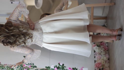 فستان من الصدر المشغول بالتطريز والكريستال