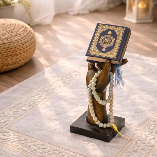 حامل مصحف مضيء بمسباح