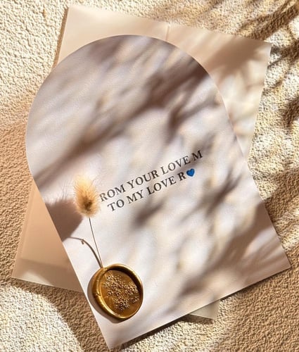 كريستال بتصميم الكمان وزهور الليلي بحفر 3D