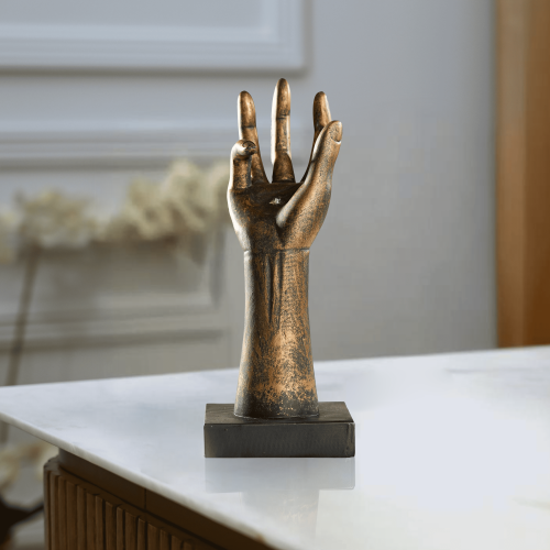 قاعدة يد مطلية بماء الذهب