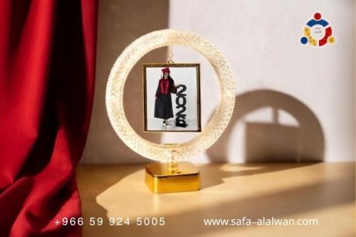 إطارات صور ذهبي فاخر بايطار مربع بإضاءة
