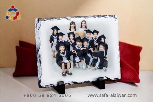 مسطح صخري مستطيل بصور التخرج