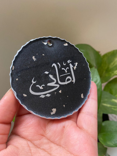 تعليقة سيارة اسود بحواف فضيه
