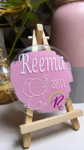 لوح اكرلك صغير بإسم طفلك او طفلتك مقاس