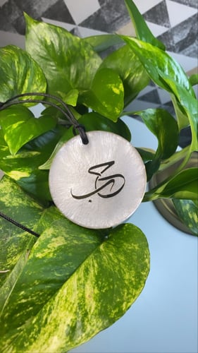 تعليقة سيارة لولوي بحواف ذهبيه