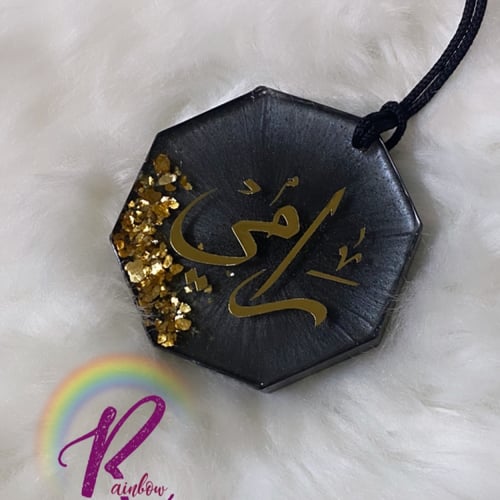 تعليقة سيارة مع رقائق ذهبيه