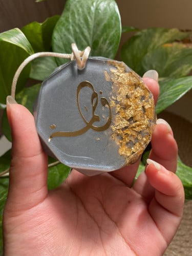 تعليقة سيارة رمادي