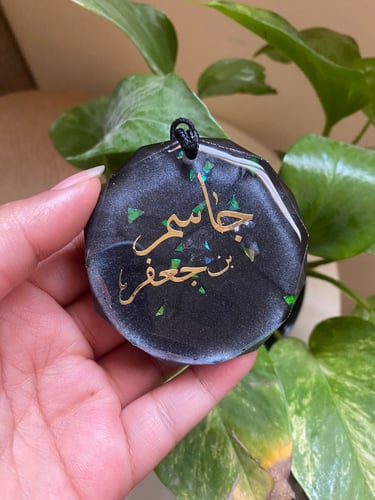 تعليقة سيارة اسود مع ورق سلوفان