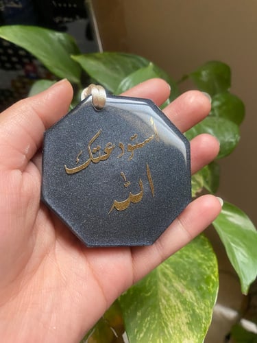 تعليقة سيارة مع رقائق ذهبيه