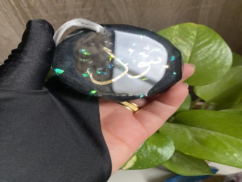 تعليقة سيارة اسود مع ورق سلوفان