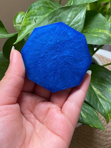 تعليقة سيارة بعدة اللوان