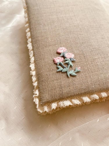 مصحف وسط - كتان مع تطريز ودانتيل - وردي