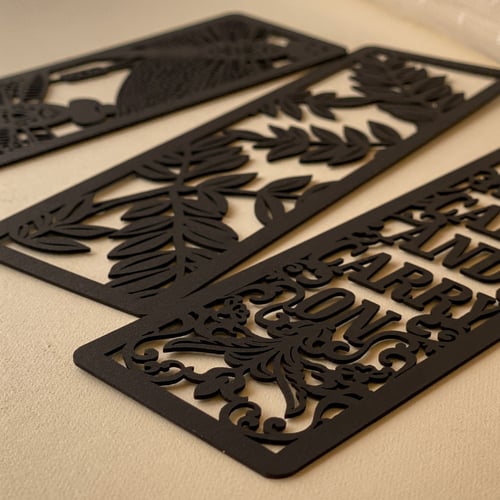 فاصل كرتوني مخرم أسود