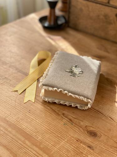 مصحف كفّي - كتان مع تطريز ودانتيل - اصفر