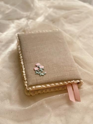 مصحف وسط - كتان مع تطريز ودانتيل - وردي