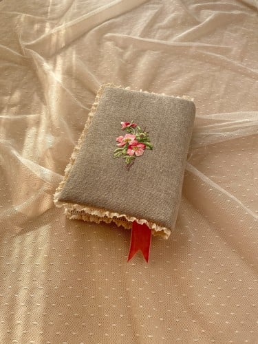 مصحف وسط - كتان مع تطريز ودانتيل - وردي