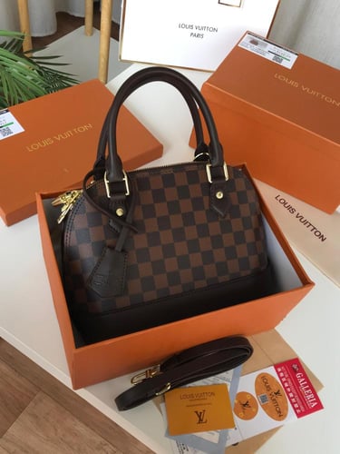 شنطه لويس فيتون الهرم معا ملحقاتها هاي كواليتي