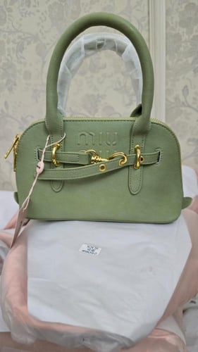 شنطه ميو ميو الهرم معا ملحقاتها