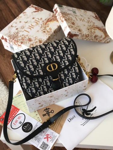 شنطه ديور معا الكرز معا ملحقاتها