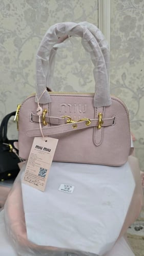 شنطه ميو ميو الهرم معا ملحقاتها