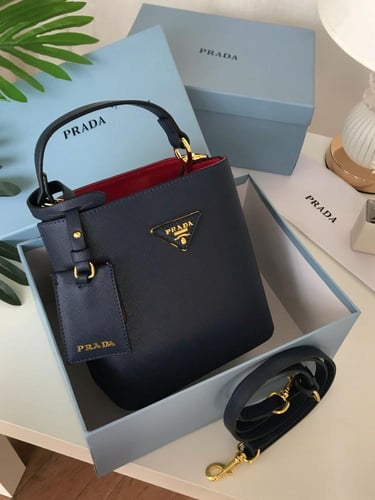 شنطة برادا هاي كواليتي معا ملحقاتها