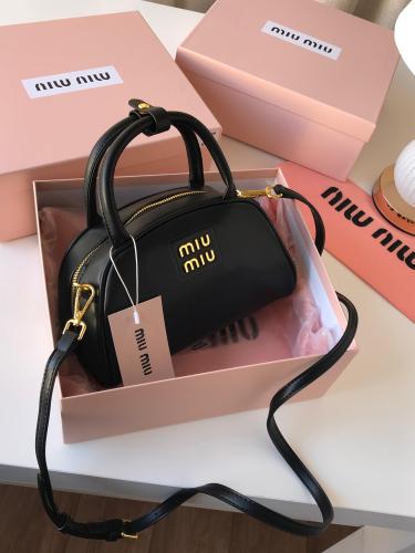 شنطه ميو ميو هاي كواليتي معا ملحقاتها