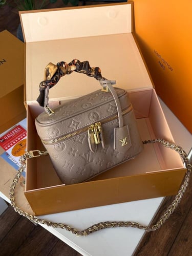 شنطة مكياج لويس فيتون ماستر كواليتي معا ملحقاتها