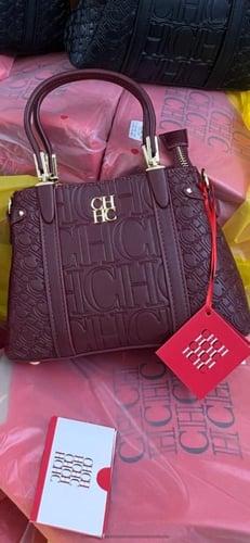 شنطة Ch سي اتش نسائية معا ملحقاتها