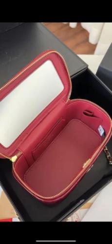 شنطة مكياج ماركة شانيل ماستر معا ملحقاتها