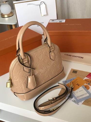 شنطه لويس فيتون هاي كواليتي الهرم