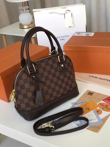 شنطه لويس فيتون الهرم معا ملحقاتها هاي كواليتي