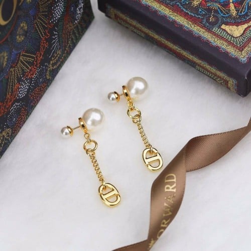 حلق ديور Dior ذهبي