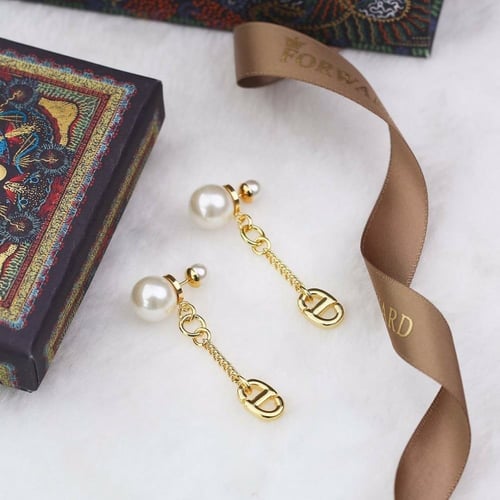 حلق ديور Dior ذهبي