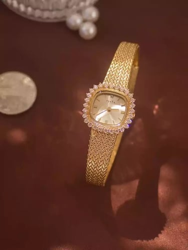 ساعة مطلية بذهب عيار24