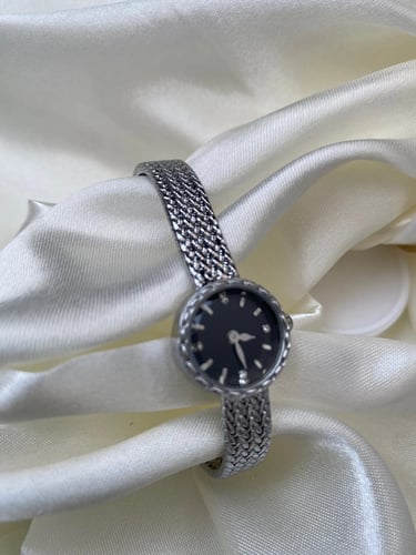 ساعه يابانيه مطليه بذهب عيار 24