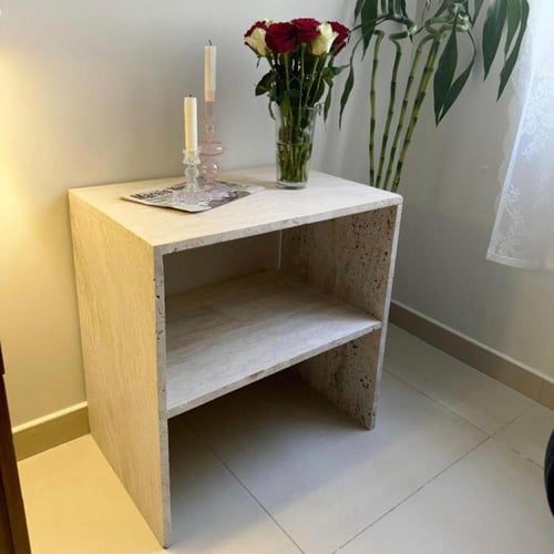 طاولة جانبية