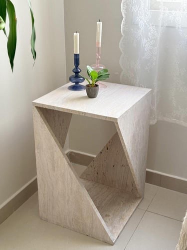 طاولة جانبية