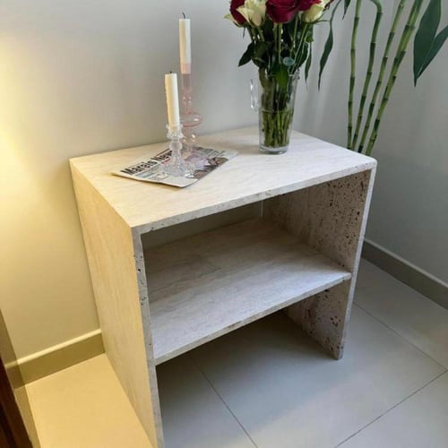 طاولة جانبية