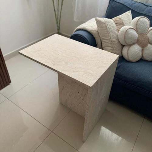 طاولة جانبية